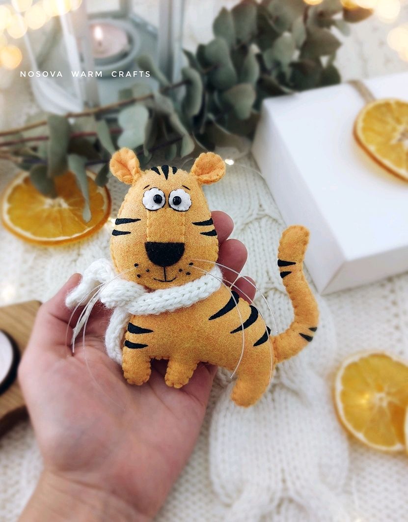 Тигр символ года 2022 ёлочные игрушки из фетра – купить на Ярмарке ...