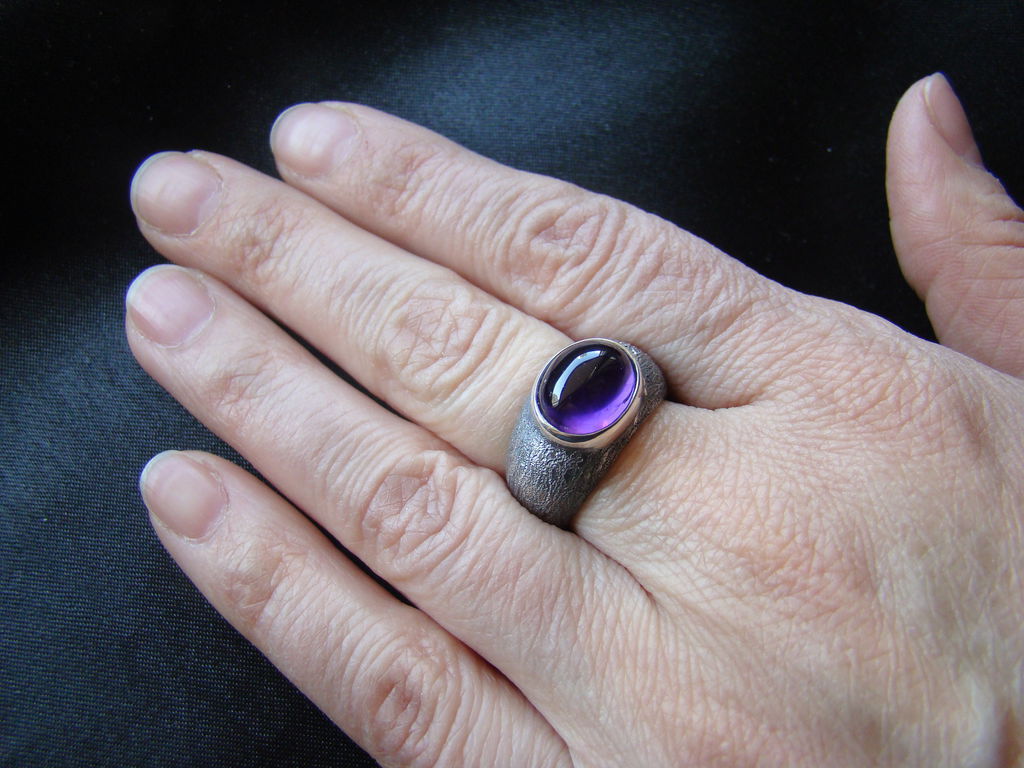 Обручальное кольцо с аметистом. Яхонт александрит. Аметист klon. Аметист камень. Кольцо с аметистом на пальце.