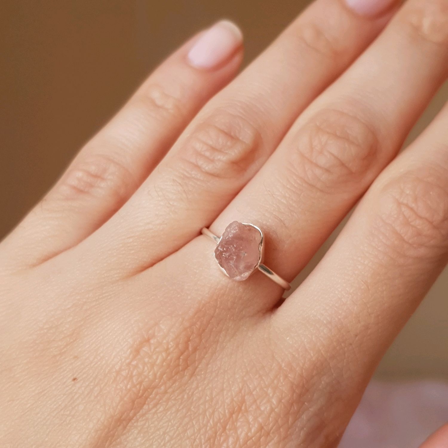 Кольцо с необработанным розовым кварцем