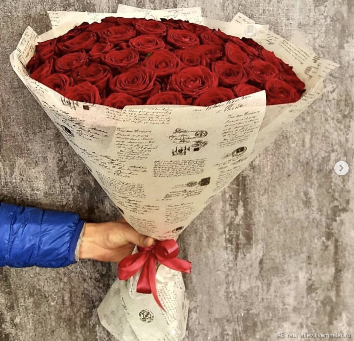 Официальные сайты купить розы. Розы в упаковке. Букет в крафтовой бумаге. Букет красных роз в упаковке. Розы в красивой упаковке.