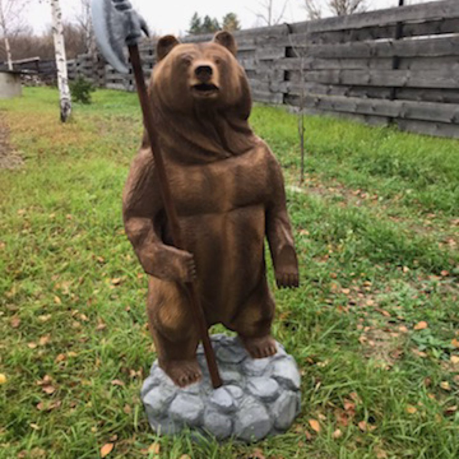 Статуя «Медведь и земляничное дерево»