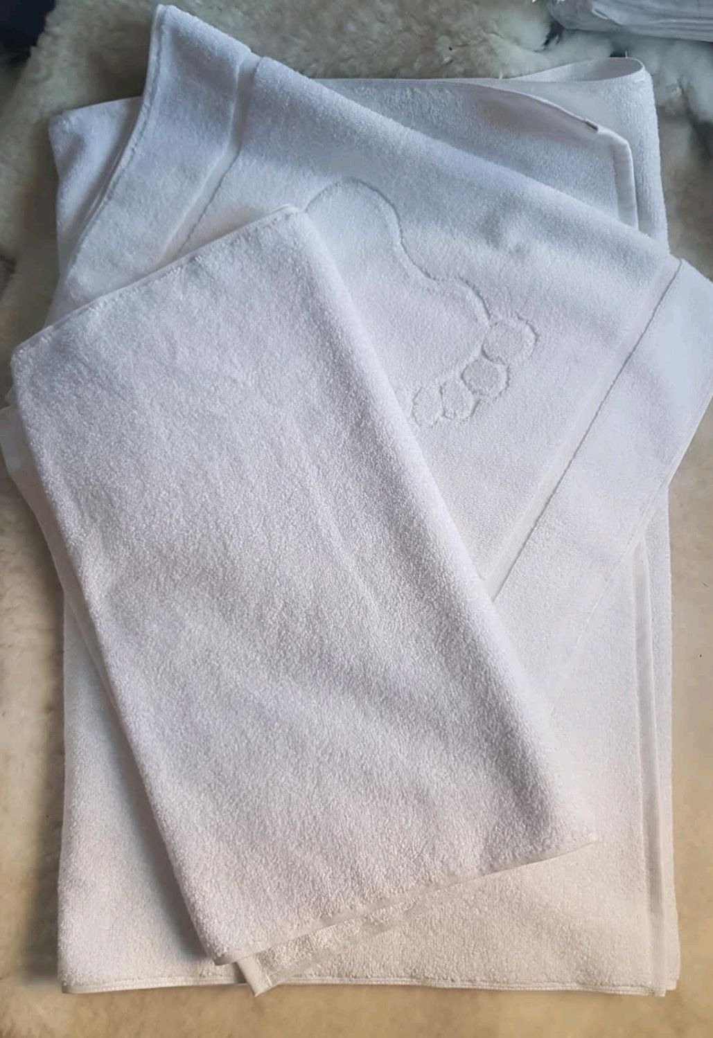 Белые полотенца 2 шт+коврик Ножки комплект в интернет-магазине Ярмарка ...