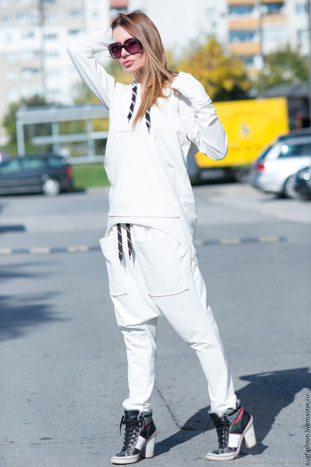 Белые спортивные брюки с чем носить