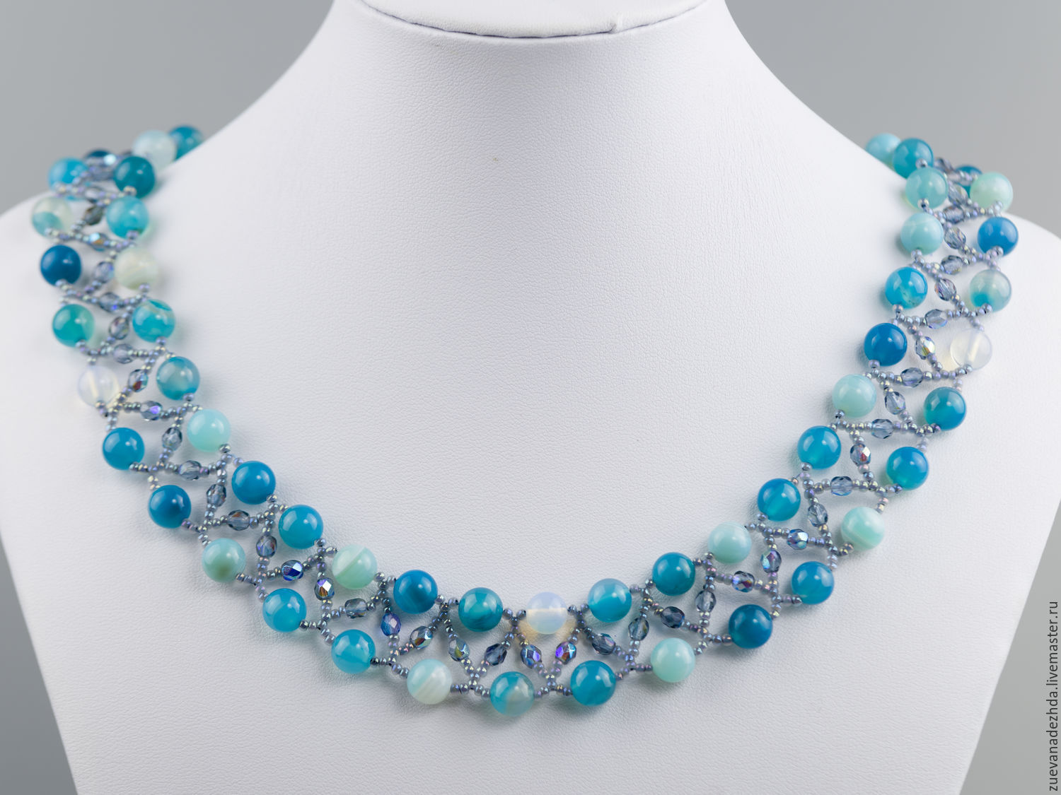Жемчужное ожерелье с голубыми