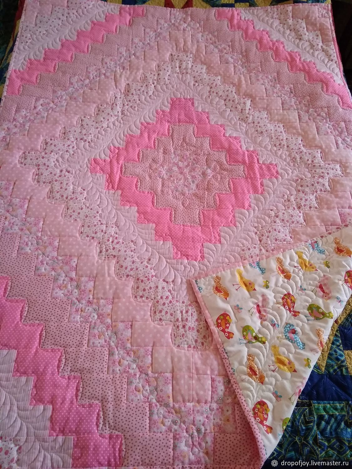 Одеяла ручной работы купить. Детское одеяло пэчворк. Одеяло лоскутное детское ручной работы. Одеяло вручную. Детский плед розовый с цветами синтетический.