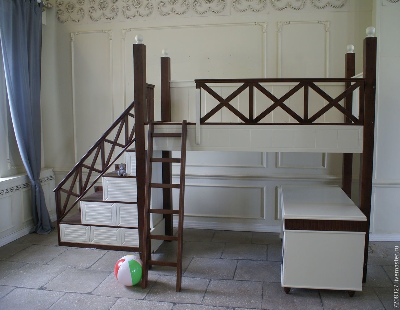 кровать чердак с лестницей и ящиками