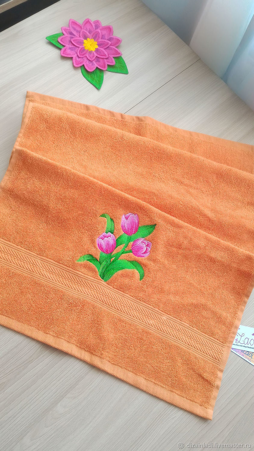 Махровое полотенце с вышивкой "Тюльпаны"