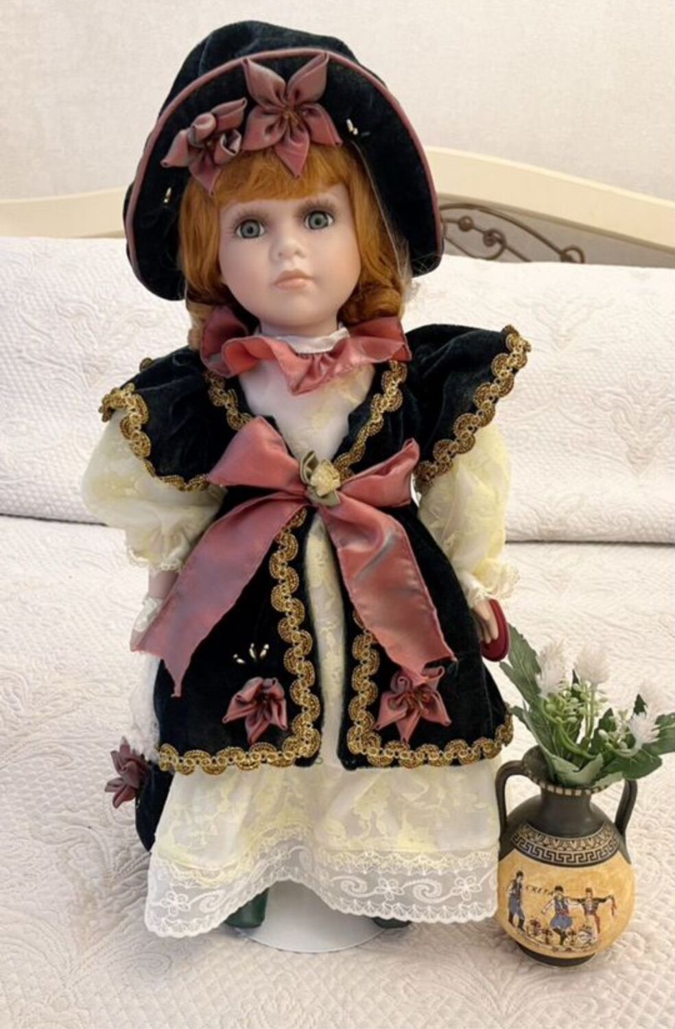 Фарфоровая кукла в историческом костюме