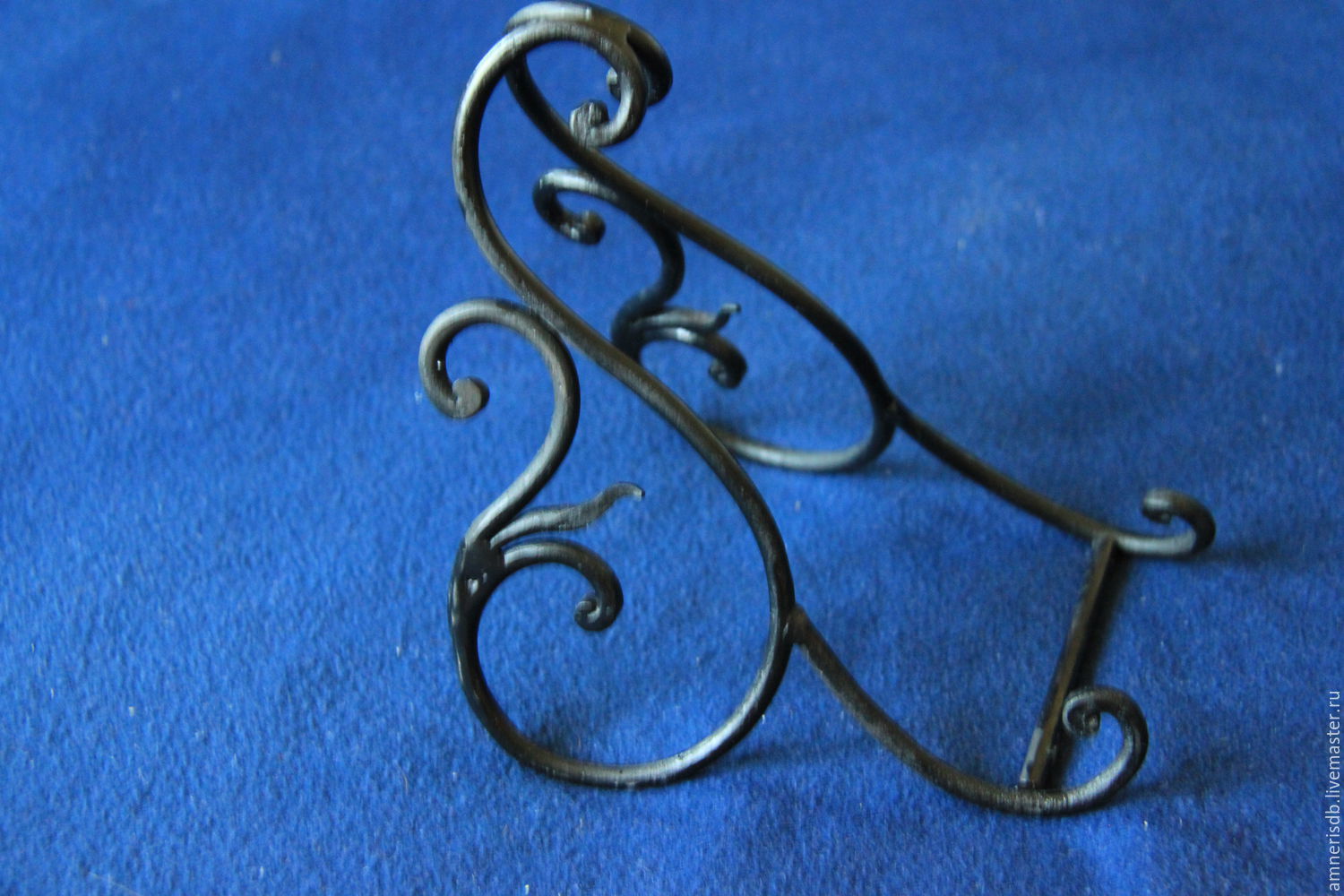 Сделать подставку из металла. Цветочницы из металла. Сделать подставку из металла. Подставка для цветов из проволоки. Подставка для цветов из проволоки.