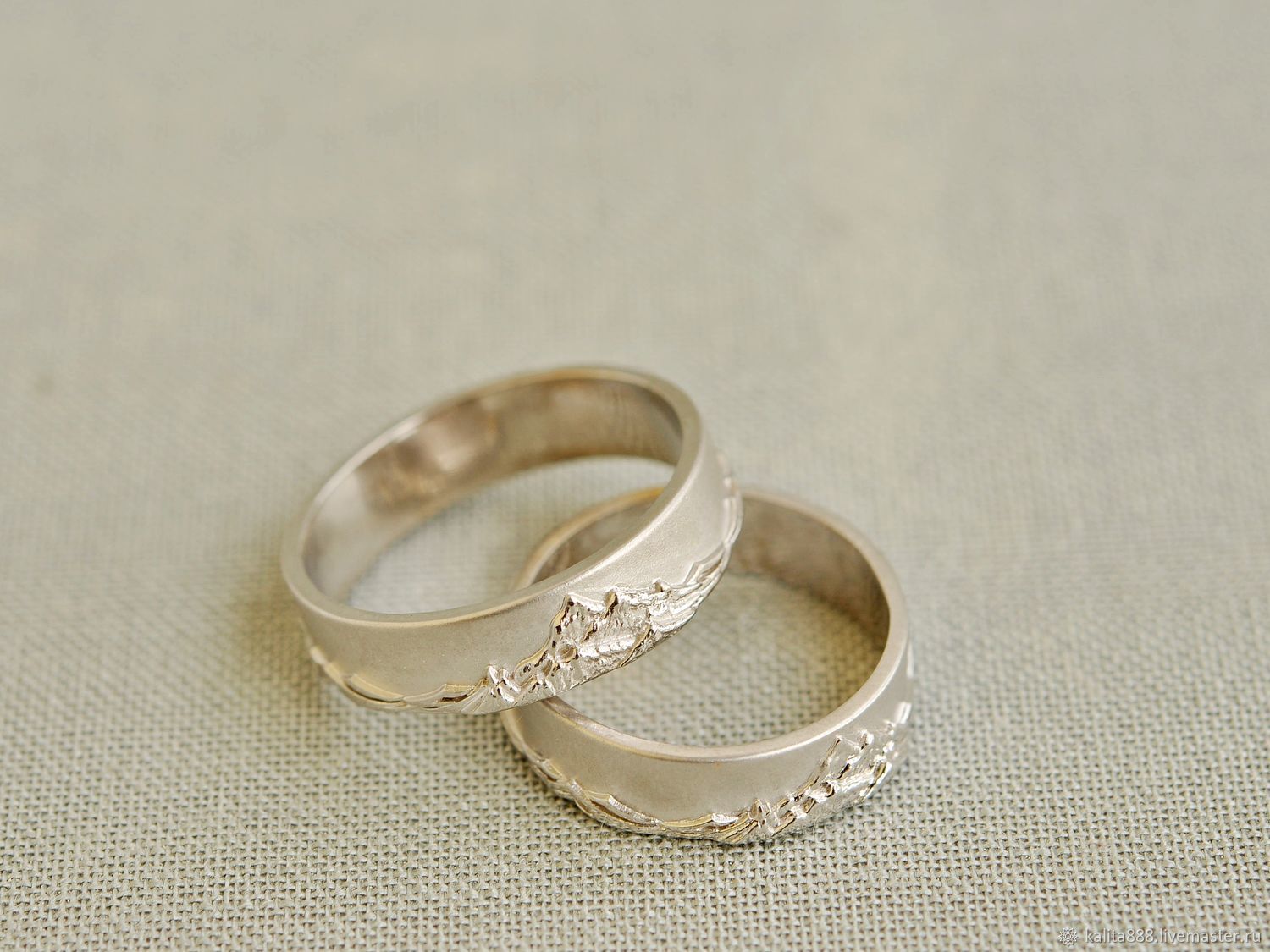 Обручальное кольцо из белого золота матовое
