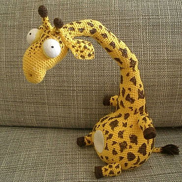 Жираф акрил пара фигурка. Малярные работы с жирафом. Жираф из стекла. Жираф и человек. Жирафик из стекла.