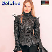Женская кожаная куртка с портупеями, вышивкой на рукавах