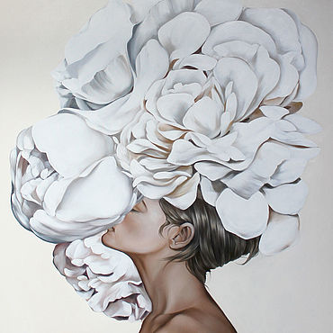 Девушка с цветами на голове