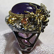 Крупное кольцо-перстень  с рубинами и изумрудами "Стрекоза"