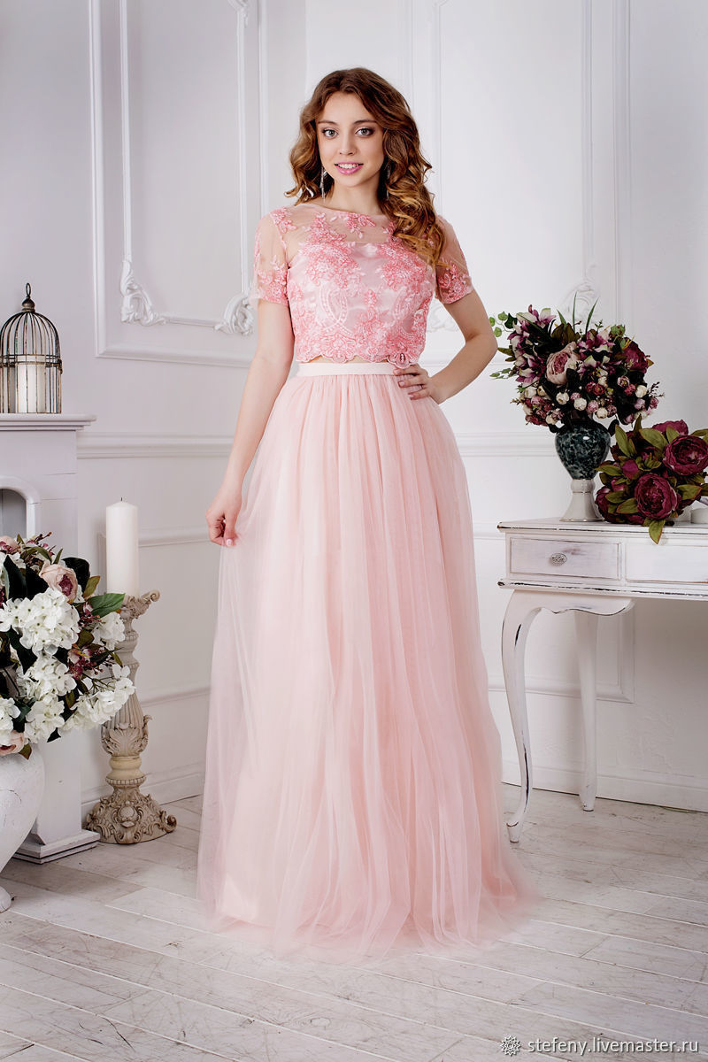 Нежно розовое вечернее платье