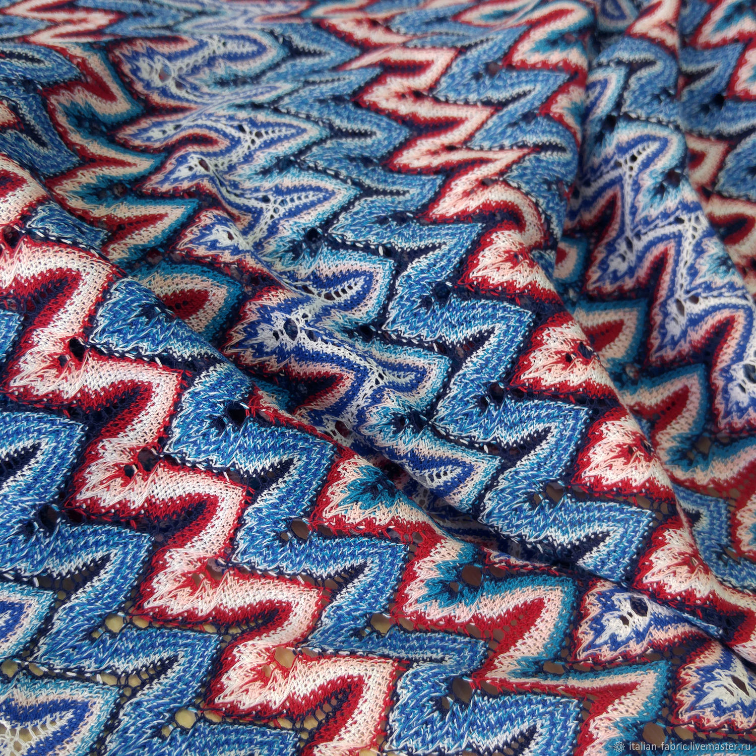 трикотаж в стиле шанель. трикотаж бренд. гаджелло трикотаж. трикотажное полотно. женщина в ткани.