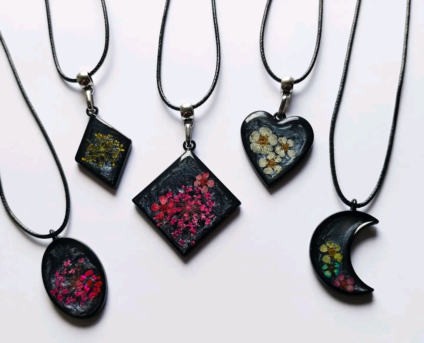 Кулоны из эпоксидной смолы на шнурке с сухоцветами в интернет-магазине ...