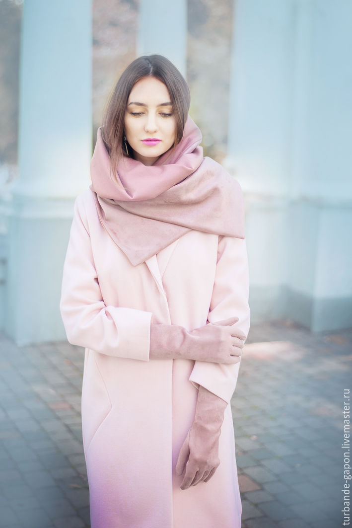 Палантин к розовому пальто