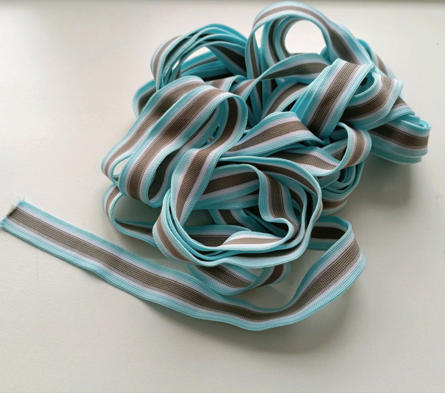 Тесьма трикотажная отрез, мятно- белая-коричневая полоса, ширина 2 см в ...