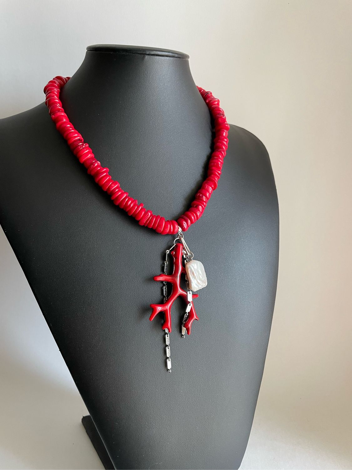 Колье из коралла и барочного жемчуга купить в интернет-магазине Ярмарка ...