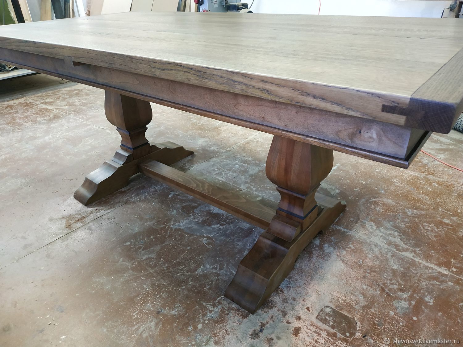 На простом дубовом столе были. Массивный дубовый стол. Массивный стол из дерева. Кухонный стол из дуба. Стол из массива дуба.