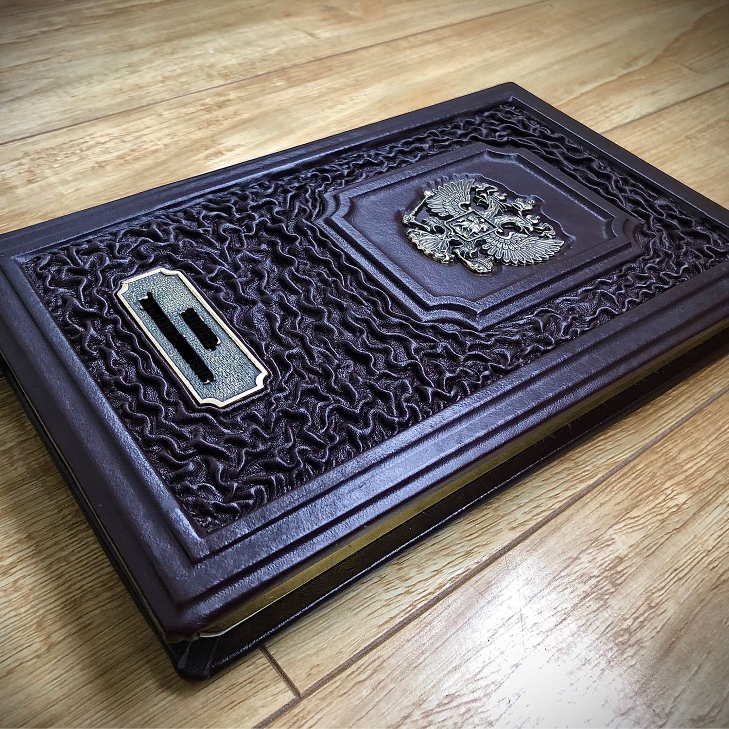 Тиснение обложка на ежедневник. Книга в кожаном переплете подарок руководителю. Евангелие 1875. В эту тетрадь в синем кожаном переплете. Игра престолов все книги комплект кожаный переплет.