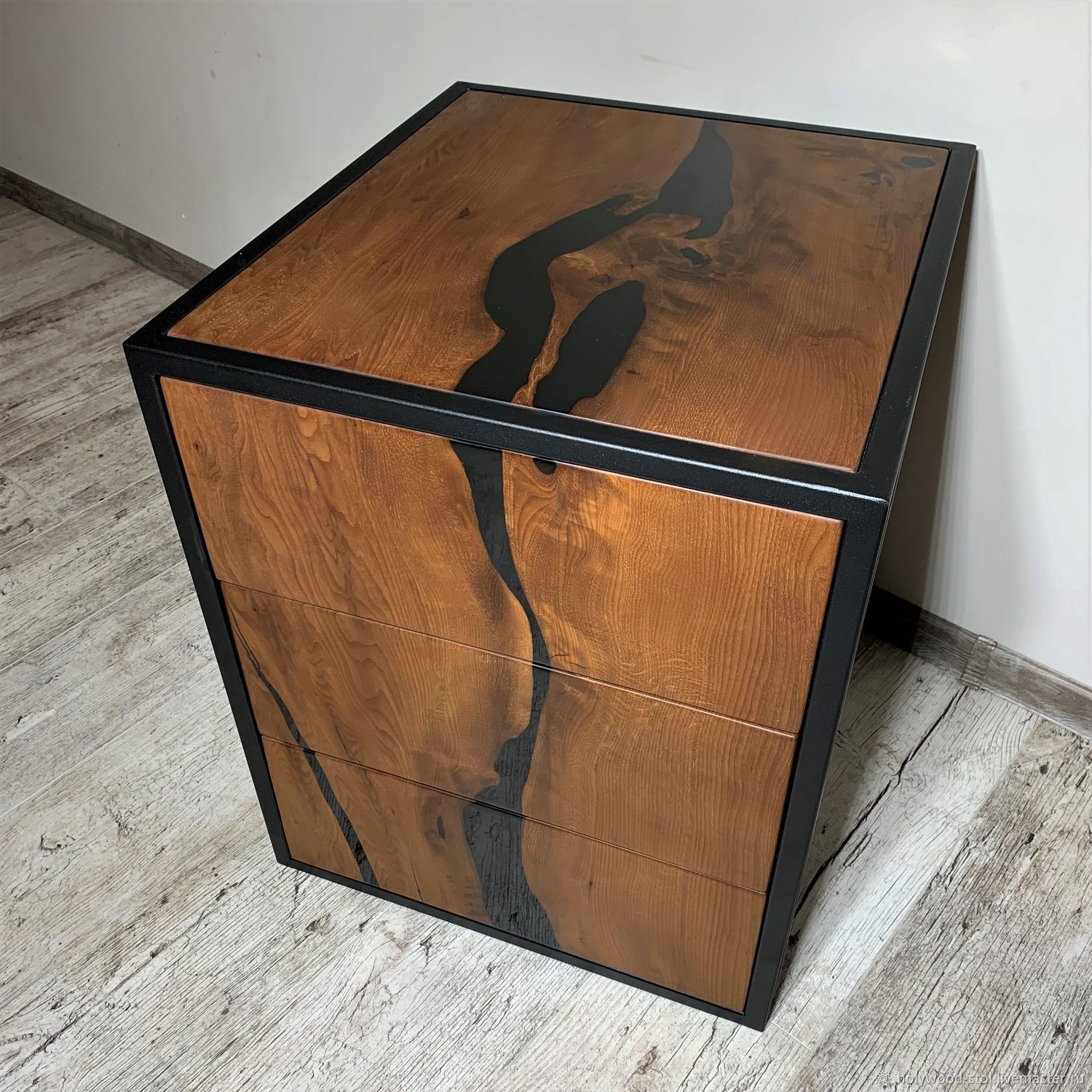 Прикроватная тумбочка из массива дерева и эпоксидной смолы в интернет ...