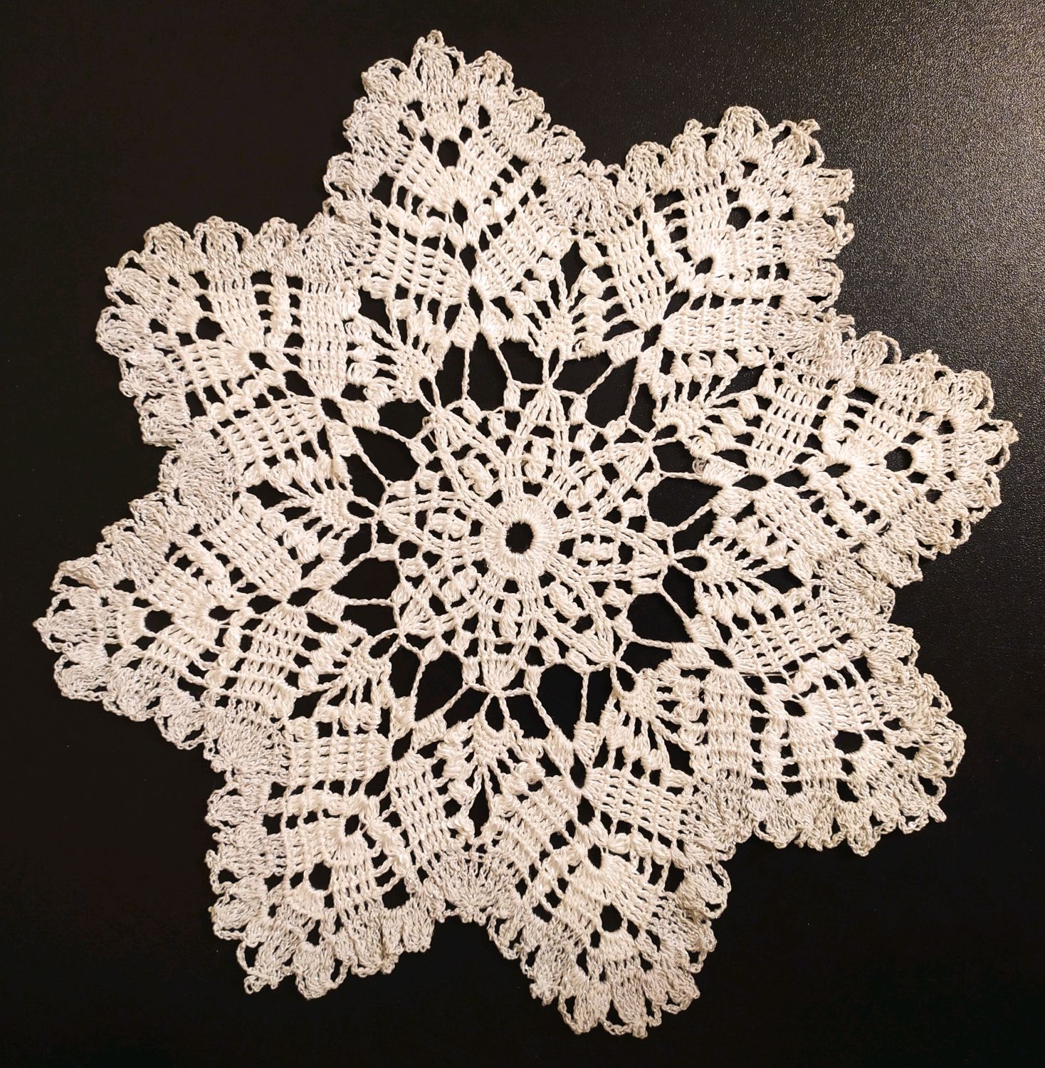 снежинка из салфетки. салфетка снежинка. снежинка из салфетки. декупажная салфетка снежинки зеленые. объемные снежинки из салфеток.