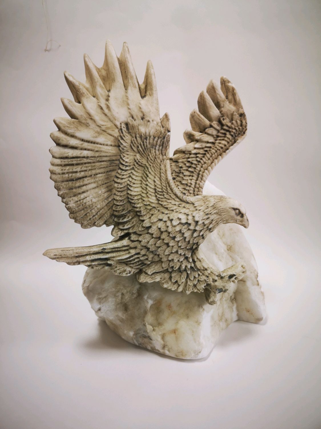 Ручной орел купить. Скульптура орла. Скульптура орла из дерева. Резьба по дереву скульптура орла. Орел на Камне.