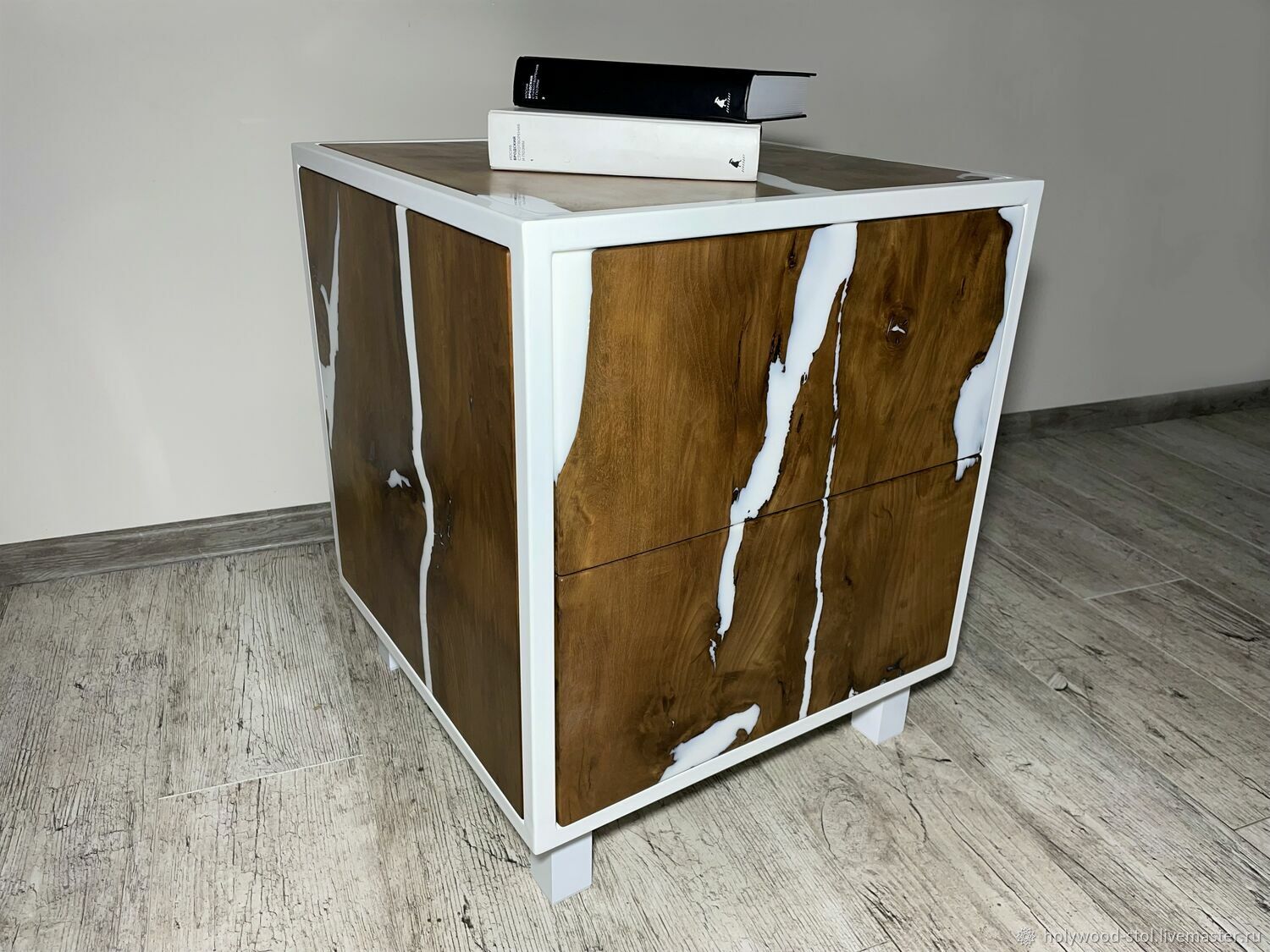 Прикроватная тумбочка с ящиками из массива дерева в интернет-магазине ...