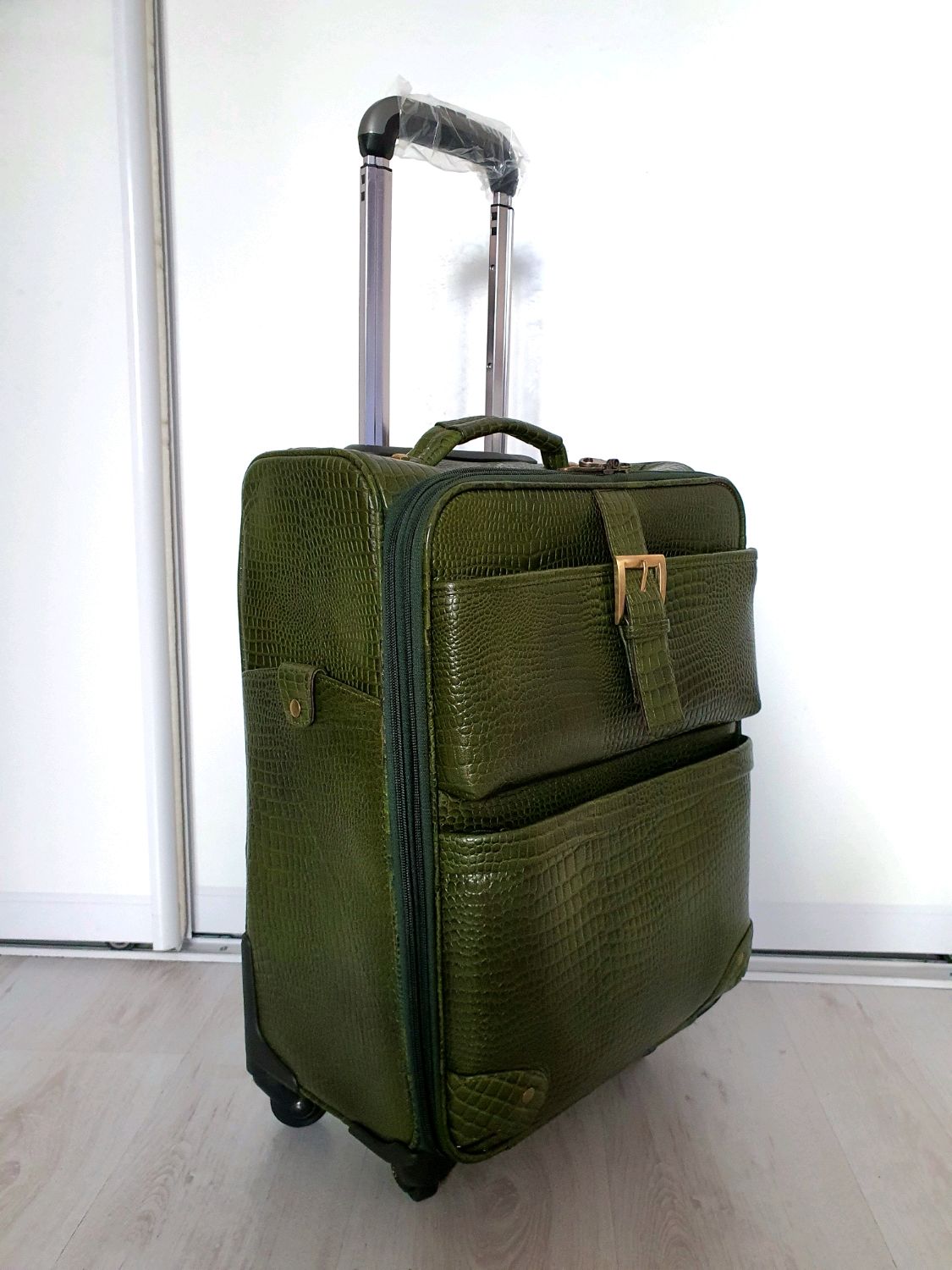 Delsey чемодан 55х40х20. Чемодан уфа. Сумка-чемодан на колесах. Антураж чемоданы. Кожаный чемодан на колесах.