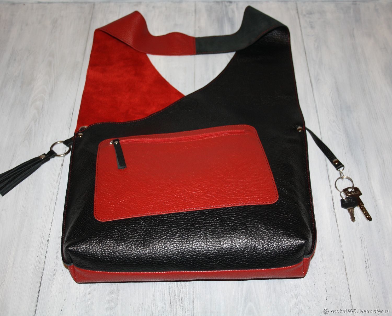 Красная с черным сумка