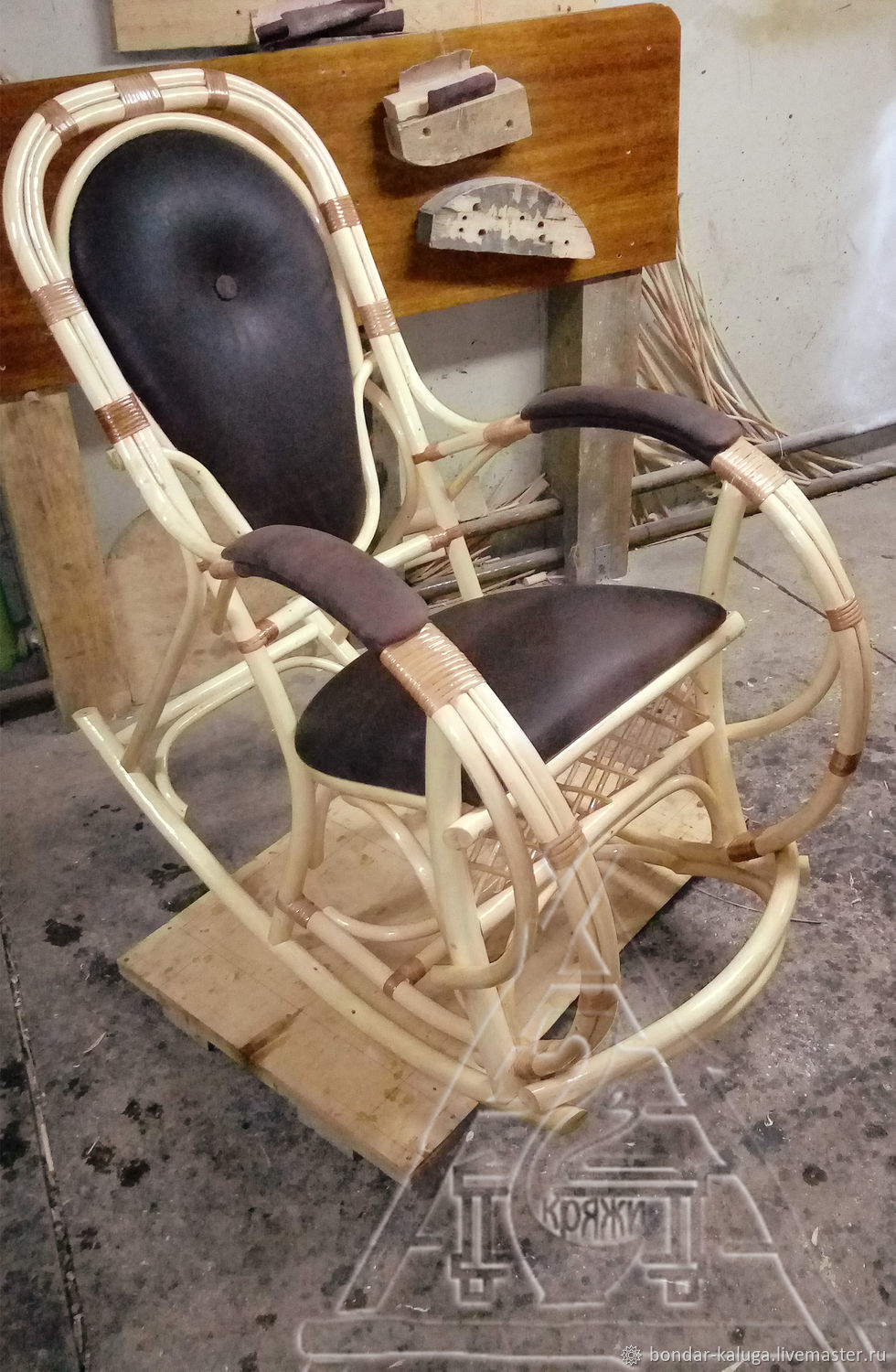 Кресло-качалка из лозы с кожаными вставками купить в интернет-магазине ...