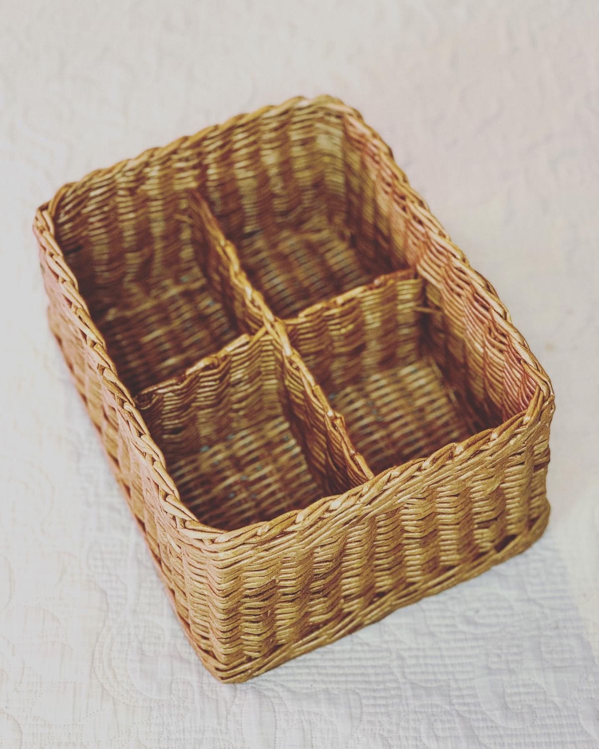 органайзер из газетных трубочек для канцелярских принадлежностей. органайзер для канцелярских принадлежностей из бумажной лозы. органайзер из лозы. плетеная корзина органайзер. органайзеры из лозы.