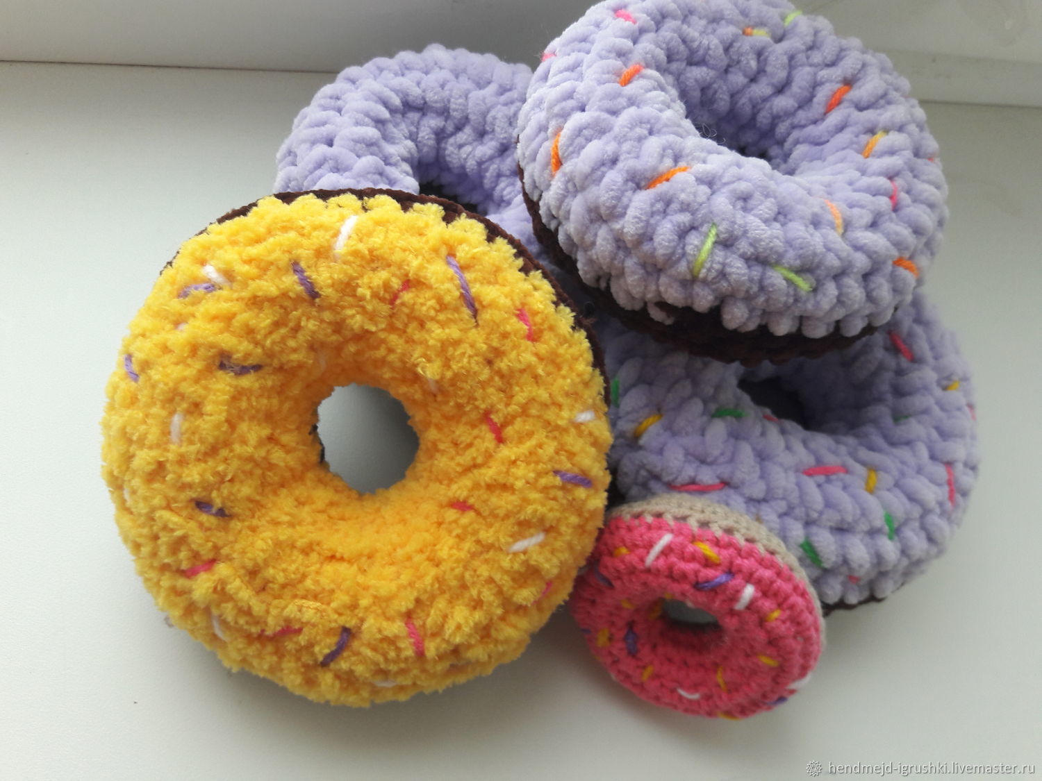 Пончик крючком из плюшевой пряжи. Подушка пончик крючком. Пончик крючком из плюшевой. Мишка пончик крючком. Пончик из плюшевой пряжи крючком схема с.