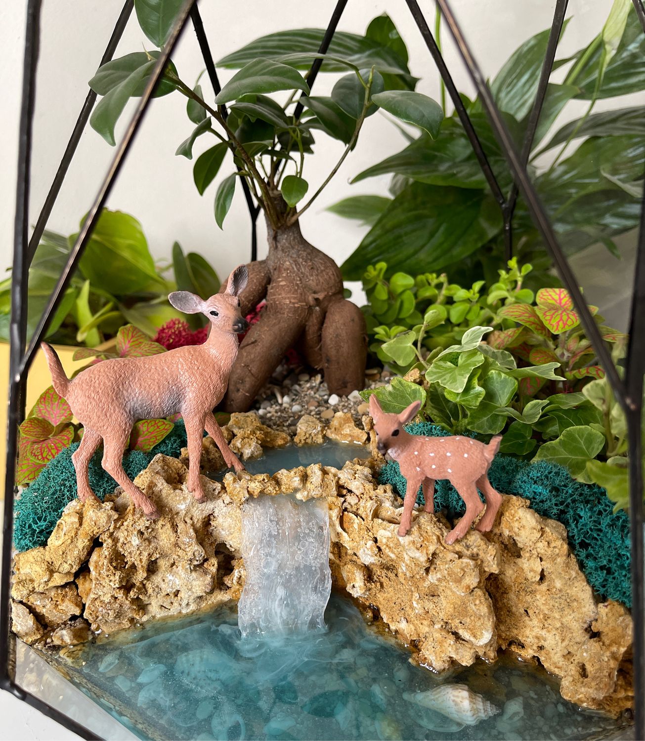 Флорариум с фикусом Микрокарпа, оленями и искусственным водопадом в ...