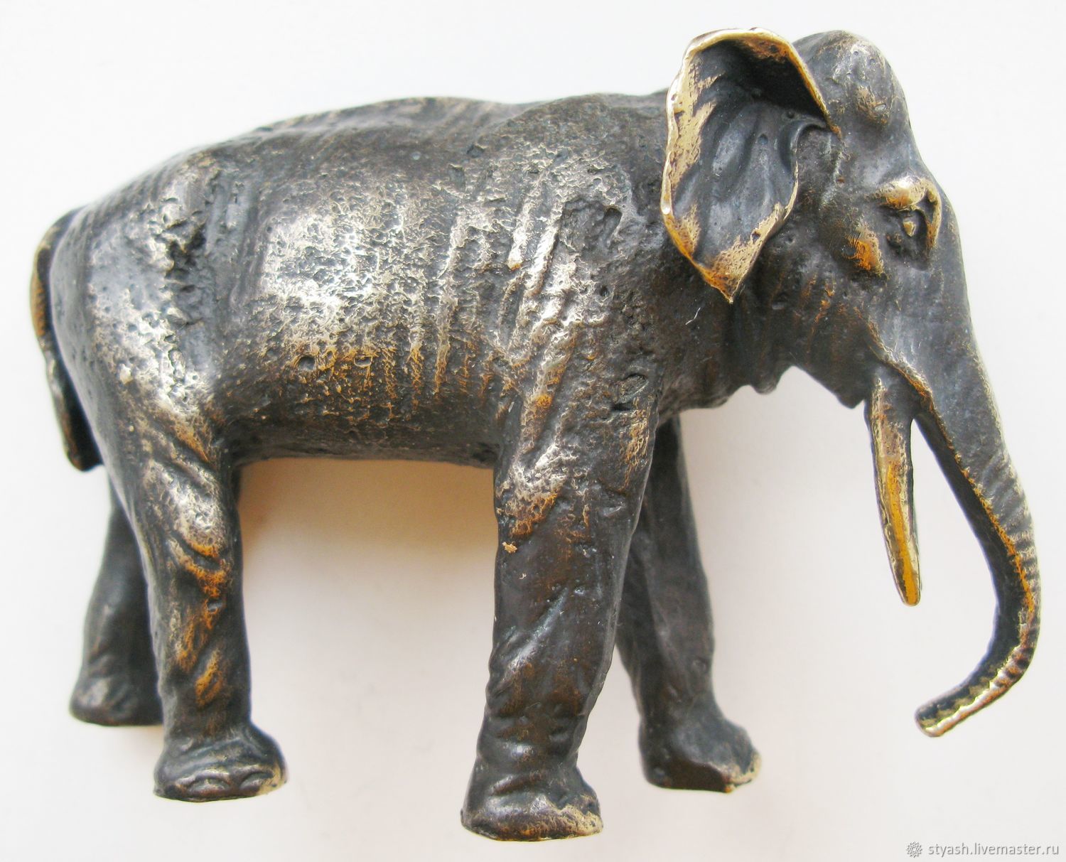 Сайт слон интернет магазин. Статуэтка слон. Латунная статуэтка слон. Египетский слон статуэтка. Статуэтка слон бисквит.