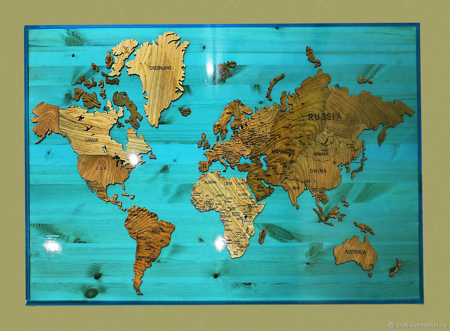 Карта мира на столе