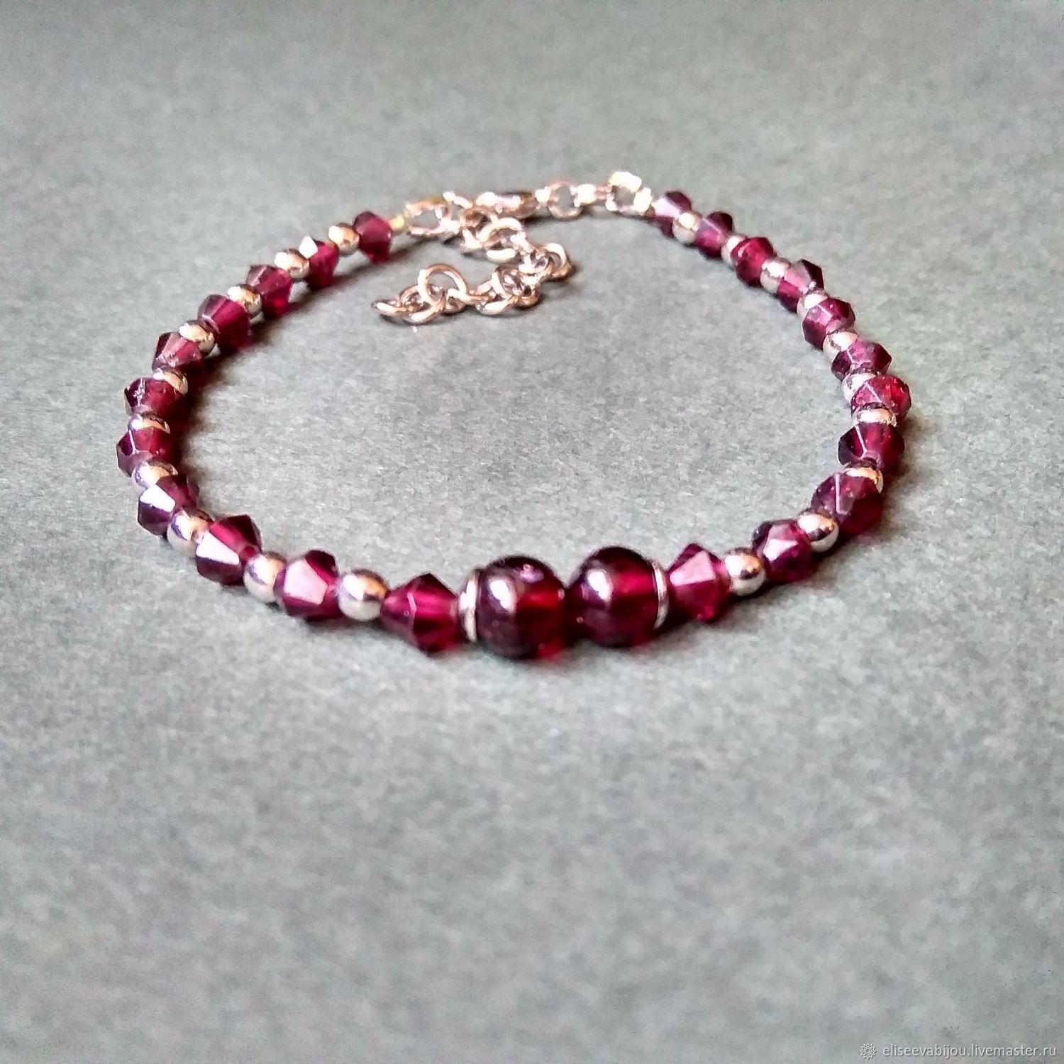 гранатовый браслет на руке. гранатовый браслет украшение. гранатовый браслет браслет. гранат альмандин браслет. гранатовый браслет на руке.