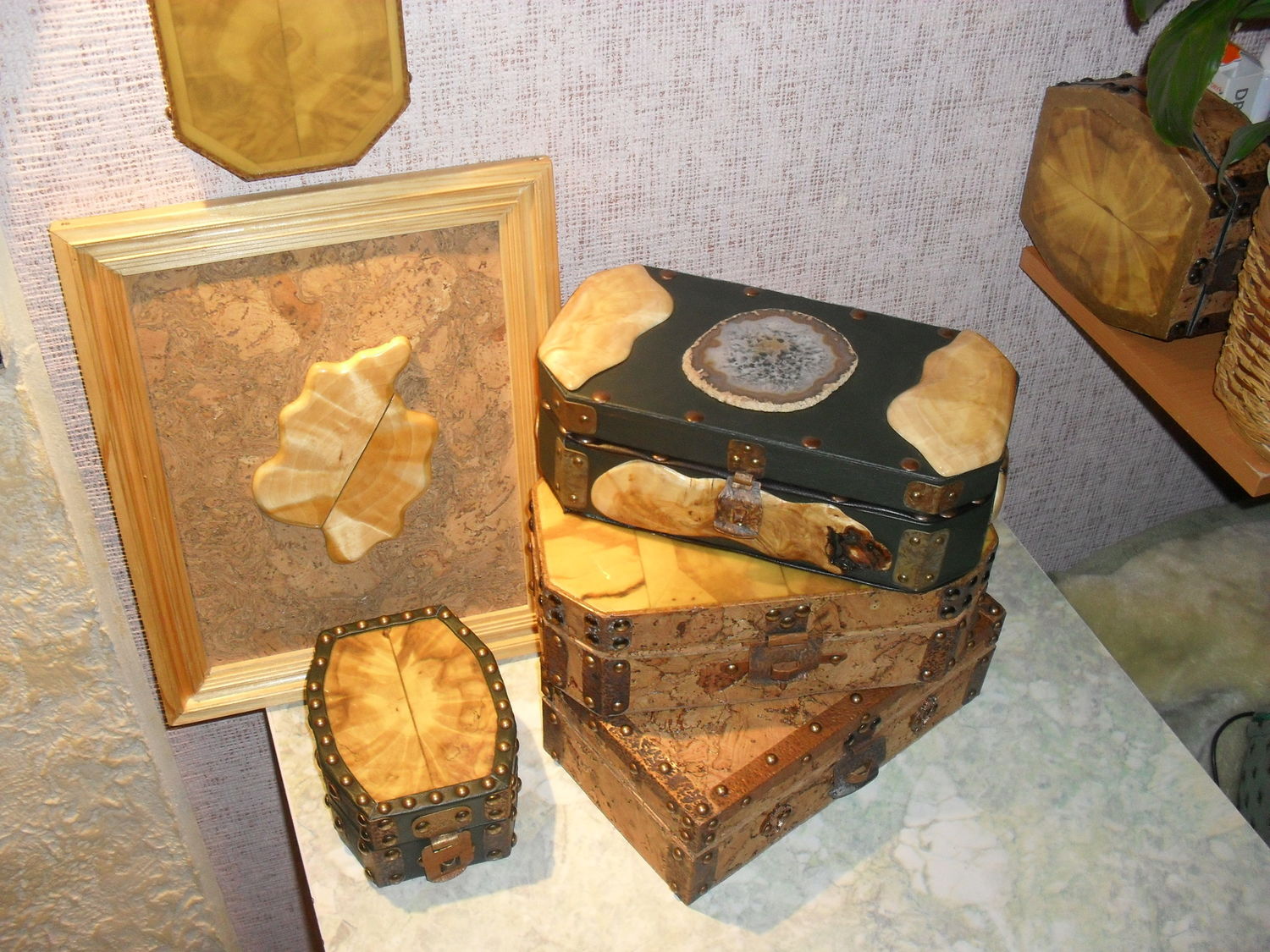 Шкатулки , ключницы , чаши из капа.
