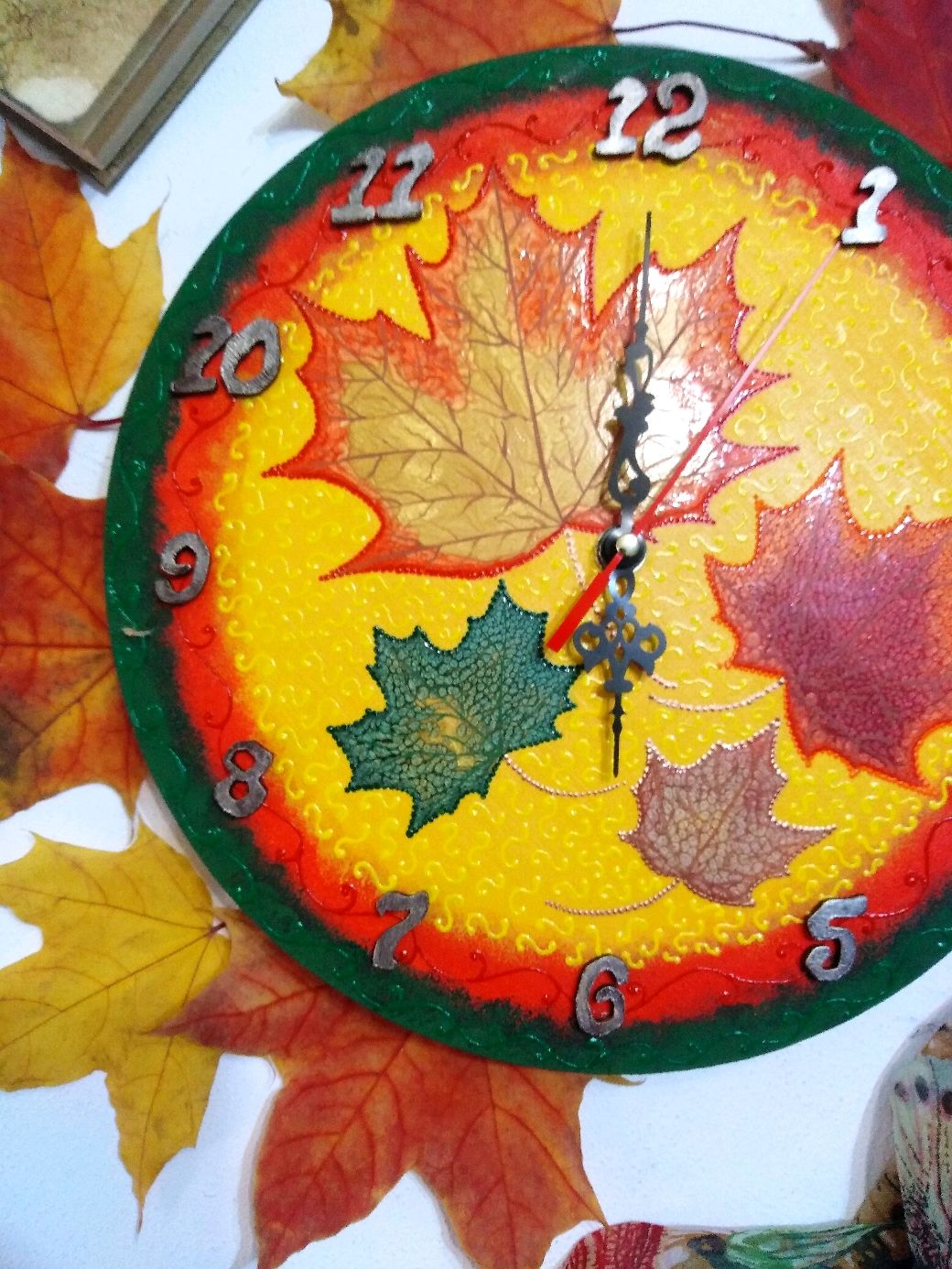 Часы из листьев