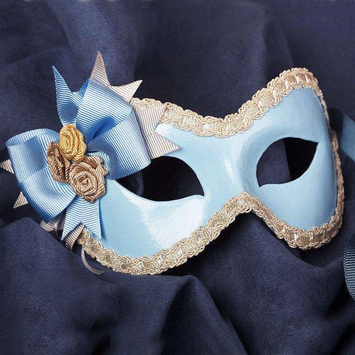 Покажи как делать маску. Карнавальная маска. Карнавальная маска своими руками. Карнавальные маски для детей. Маскарадная маска из картона.