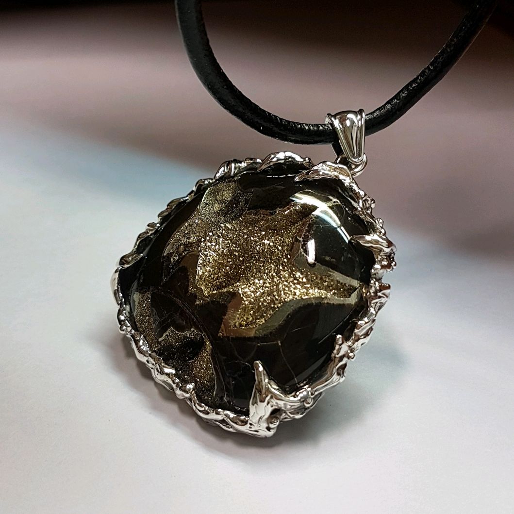 кулон пермский звериный стиль. кулон пермь. кулон пермь. фамилия кулон пермь. кулон с молдавитом.