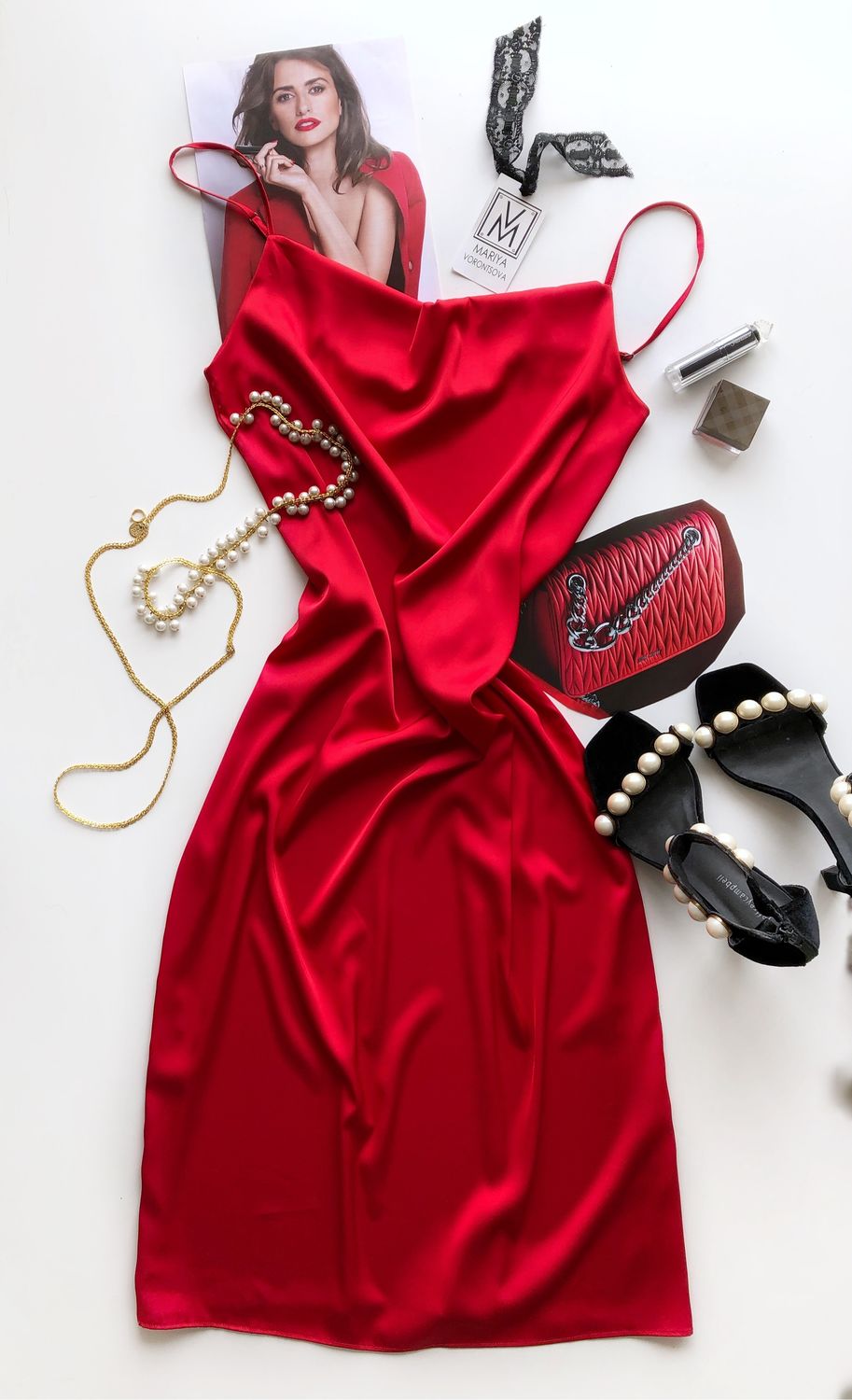 Красное платье на вешалке