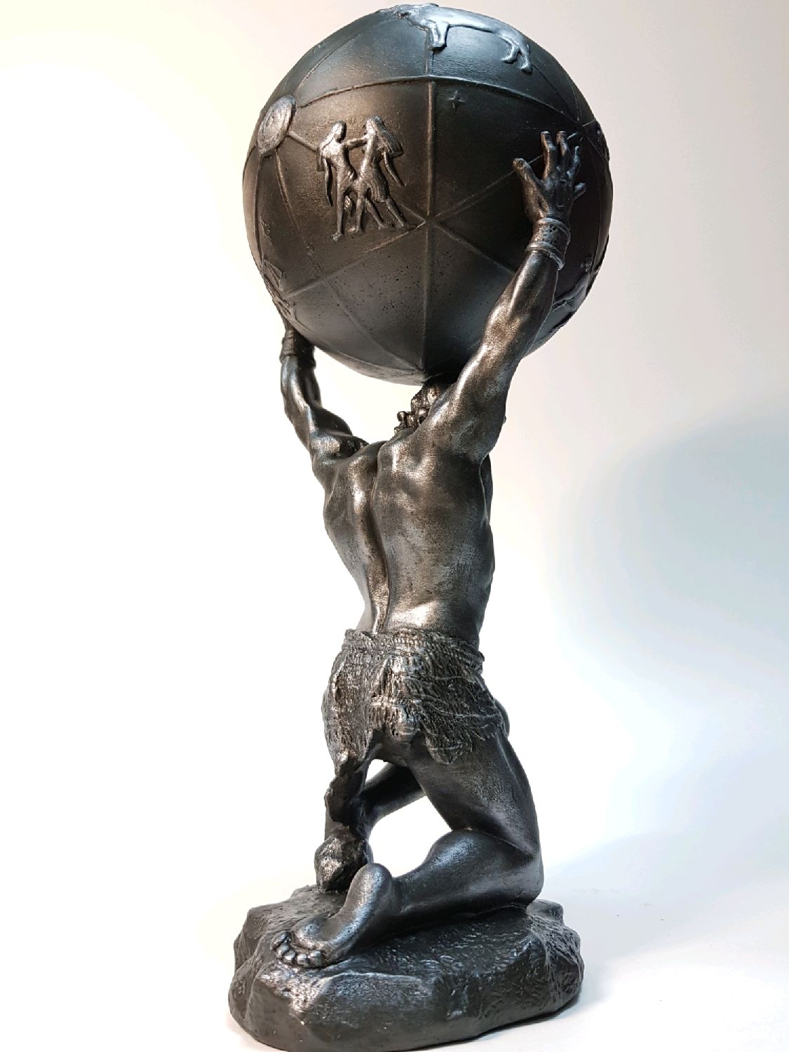 атлант атлас фигурка. атланты на миллионной. атланты в петербурге эрмитаж.