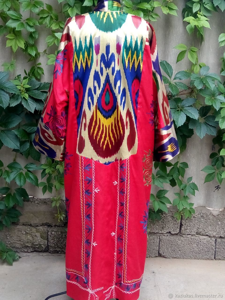 Таджикский халат. Икат кафтан. Кафтан-Сюзане. Халат из Сюзане. Узбекский халат женский.