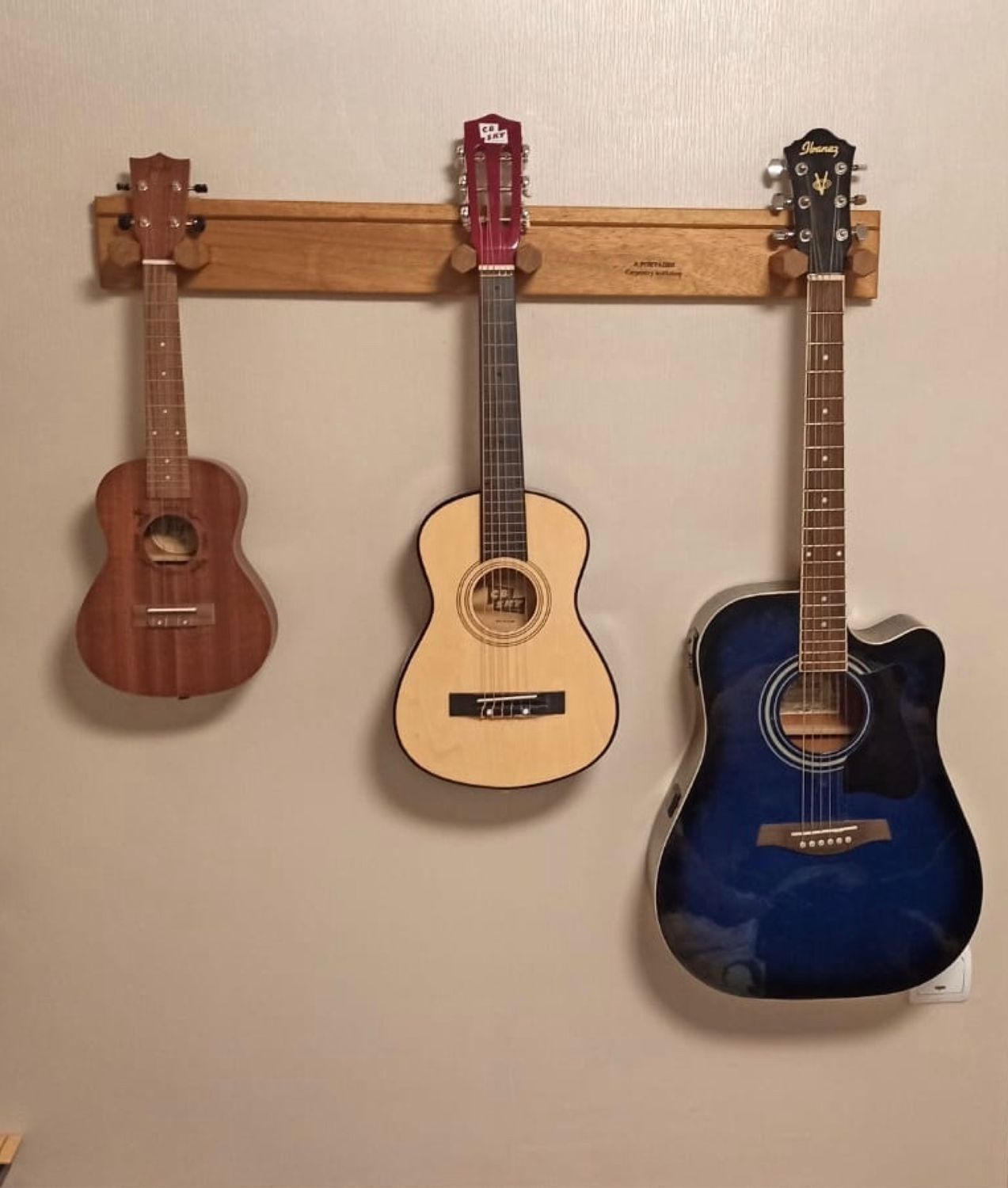 Как повесить гитару на стену - держатель и крепление для гитары на стене