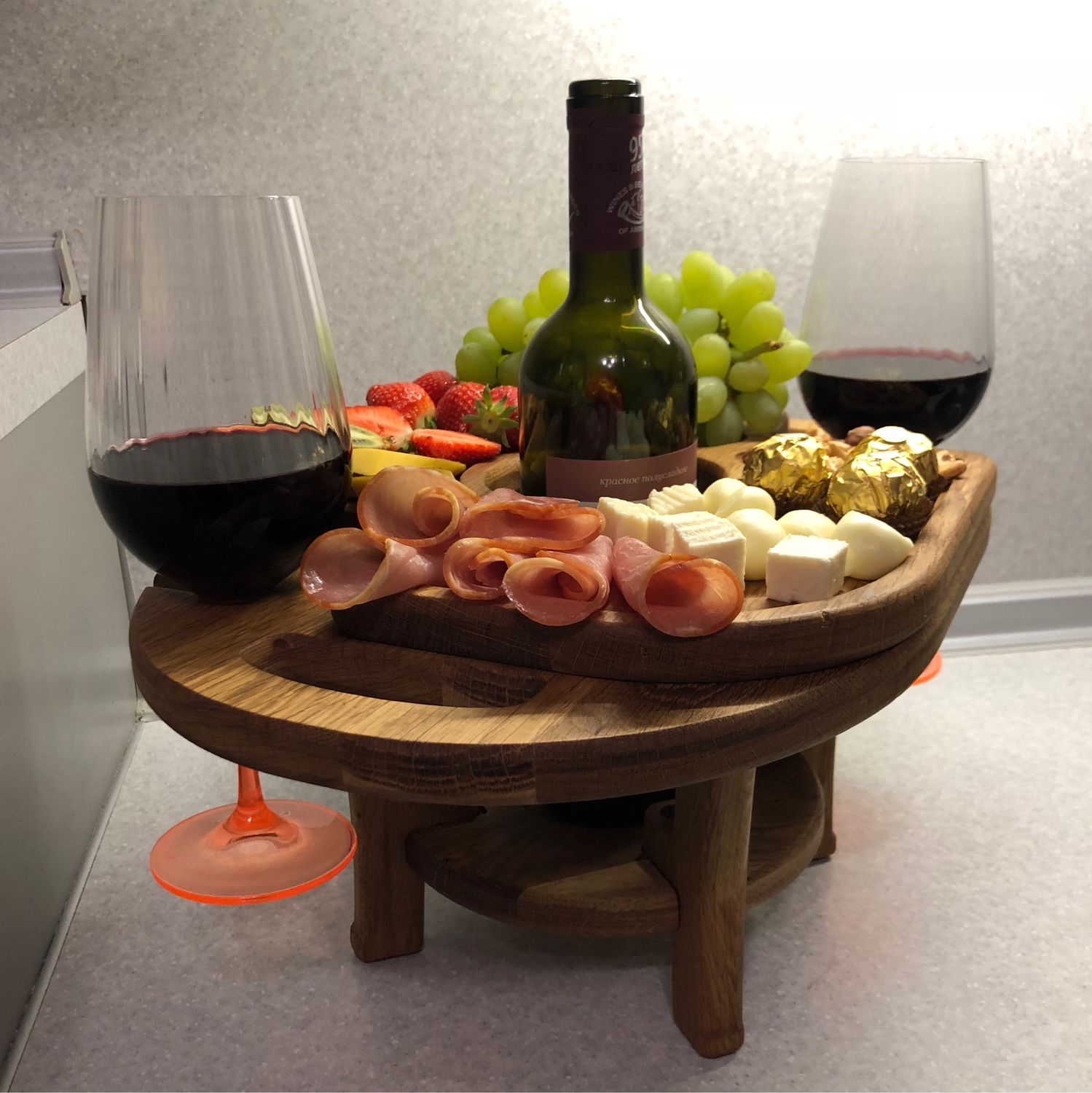 Подставка для блюд на стол. Столик винный wt17032021001. Деревянный виный Толик. Подставка для вина и закусок. Столик для вина и закусок.