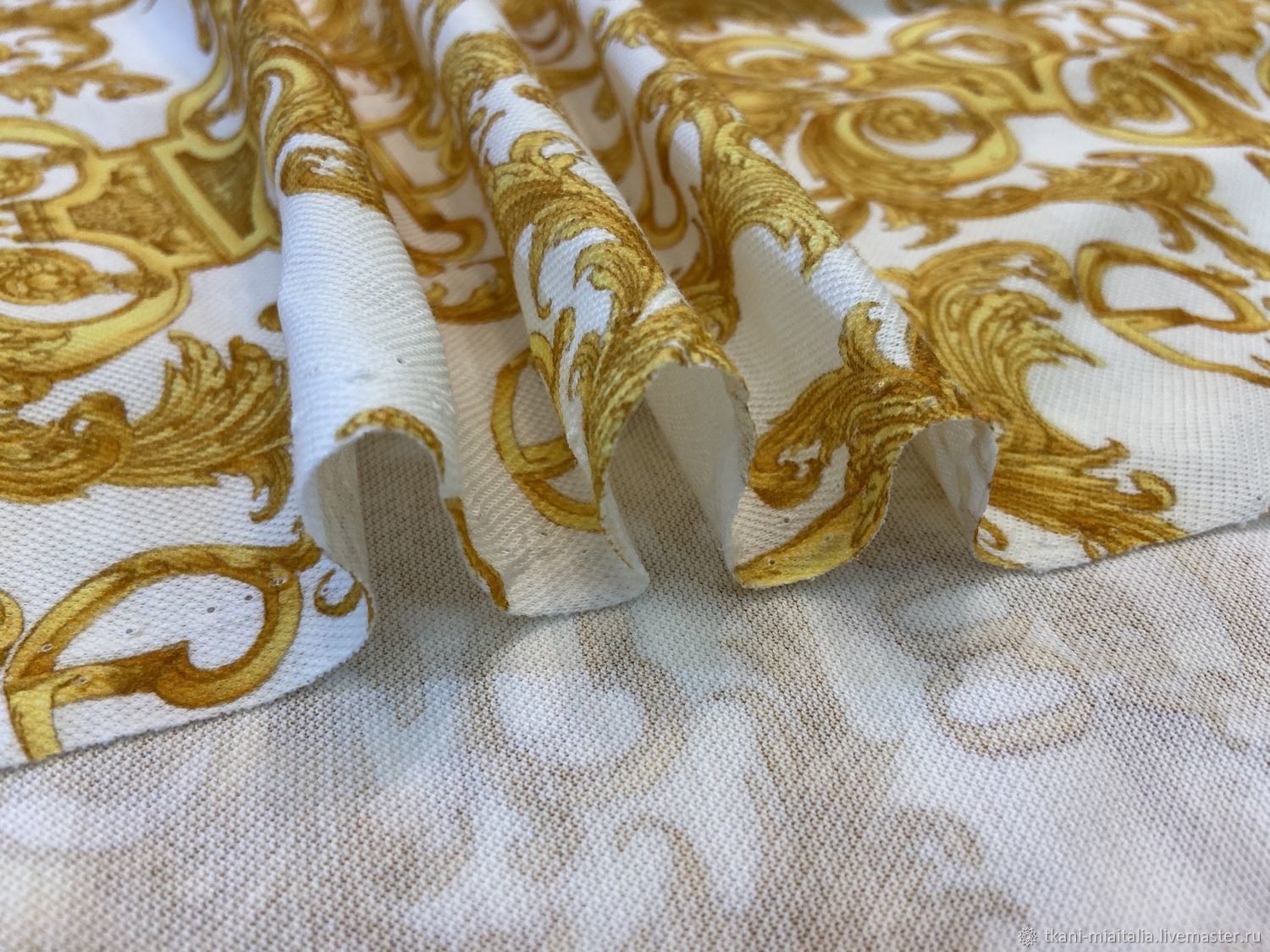Ткань с золотыми вензелями
