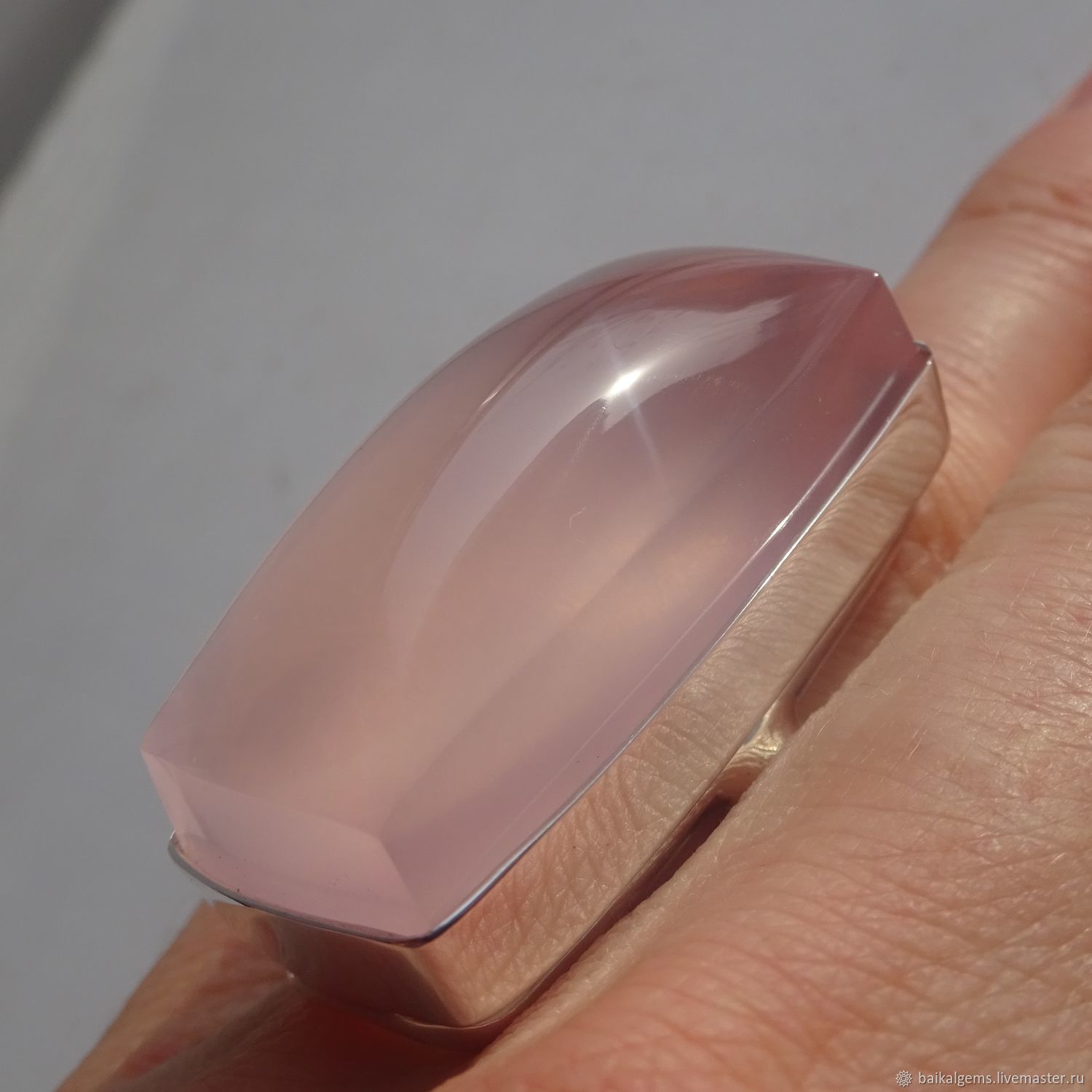 Розовый кварц мадагаскарский кольцо